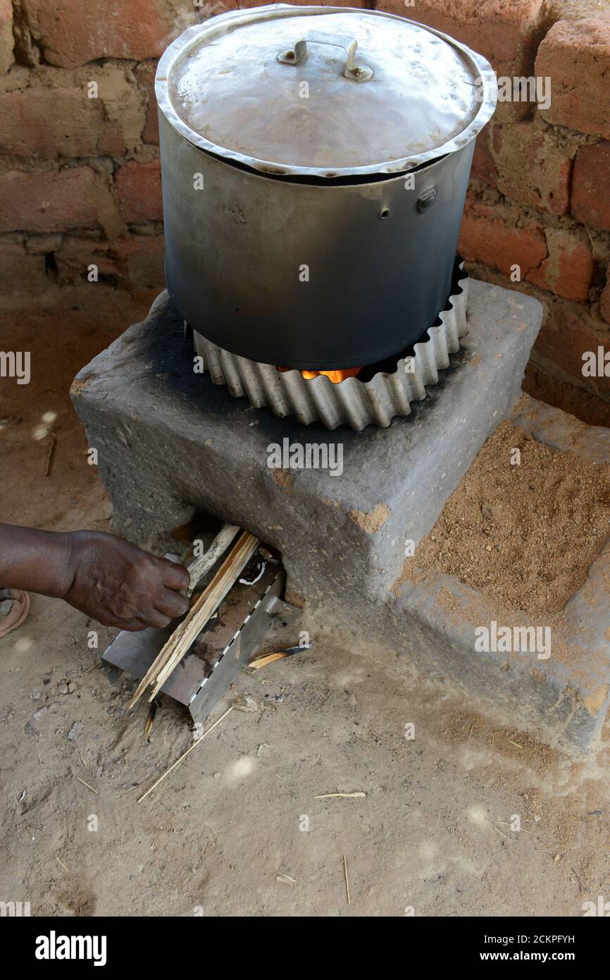 ZAMBIA, Sinazongwe, village Mweezya, woman cooks with energy saving