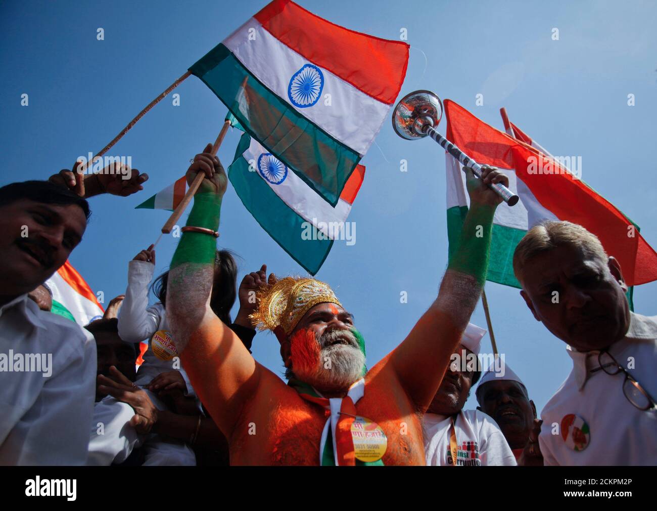 Supporters Of Anti Corruption Activist Anna Hazare Dance While Waving Indian National Flags During His Three Day Fast At The Bandra Kurla Complex Bkc Grounds In Mumbai December 28 2011 The Lower House Of India S Video, 00:03:14the muslims who fast for 22 hours a day. alamy