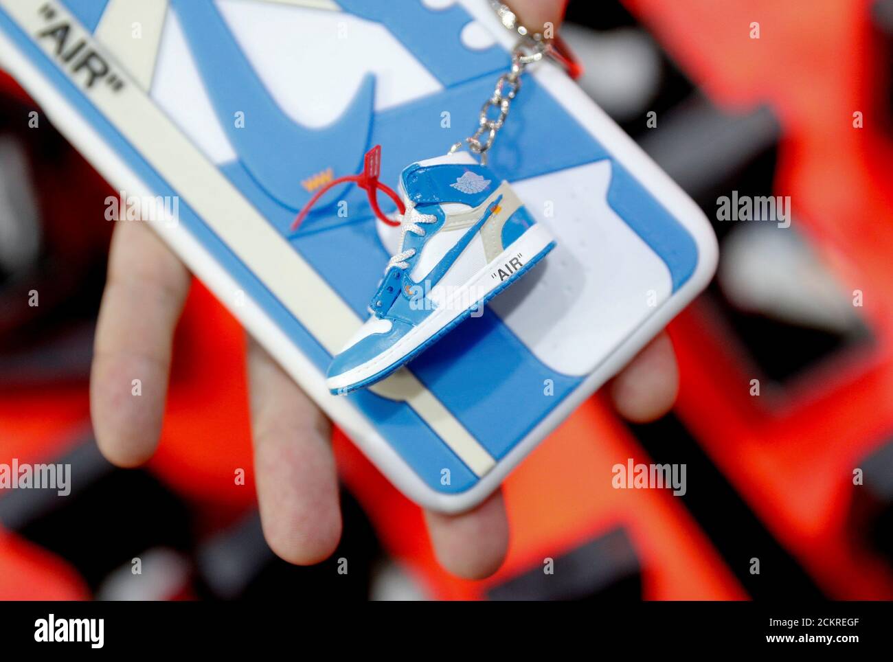 3D mini sneaker keychain Air Jordan 1 Retro High OG BanneD — MobileCity 7