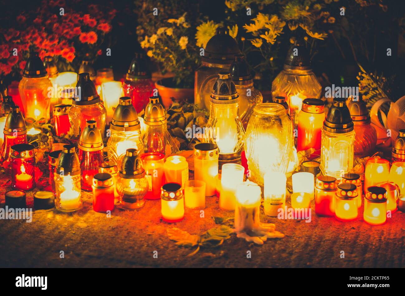 Lanterne à bougie sur la tombe de Pierre Photo Stock - Alamy