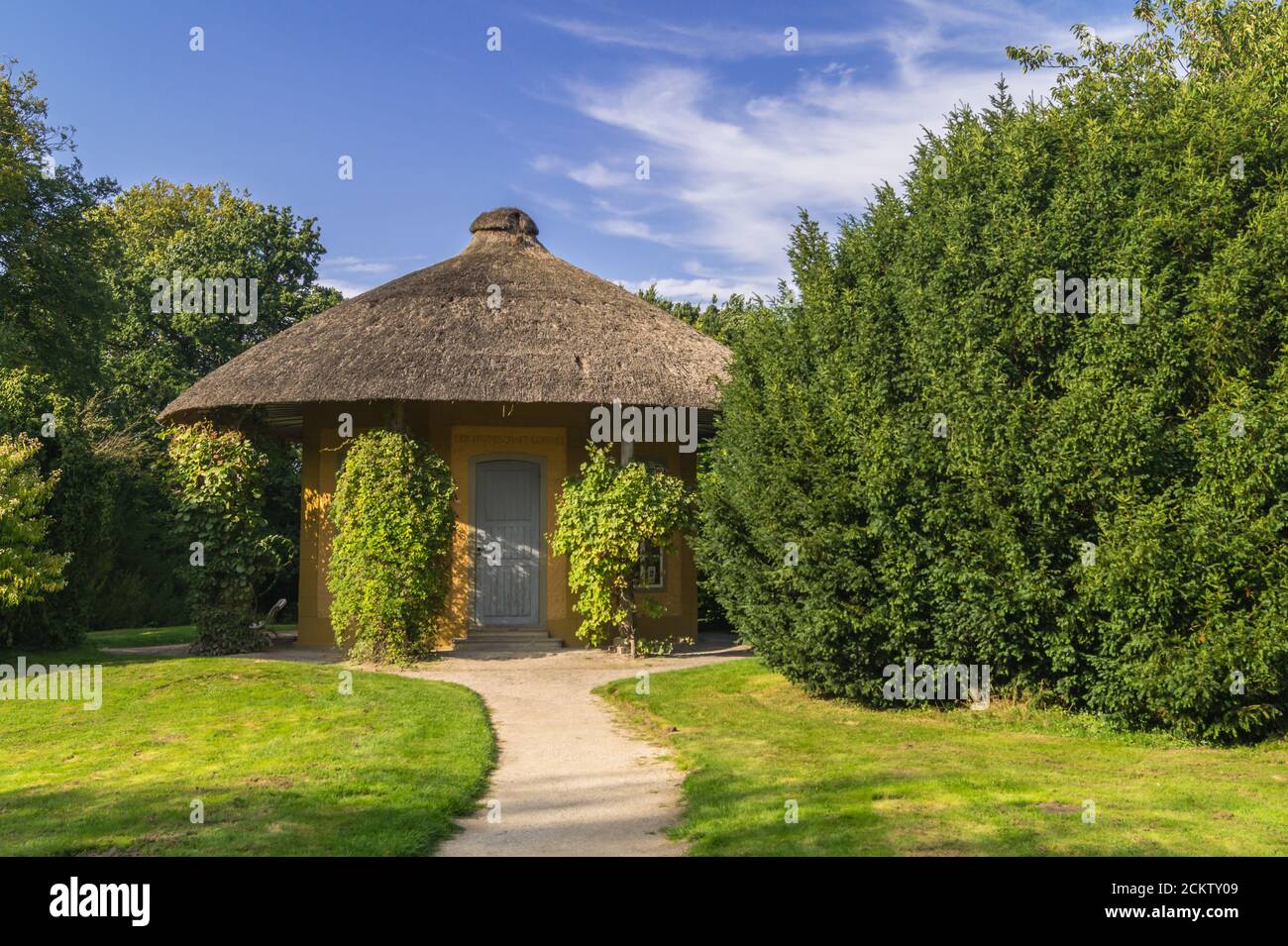 Garden trees grass hi-res stock photography and images - Alamy