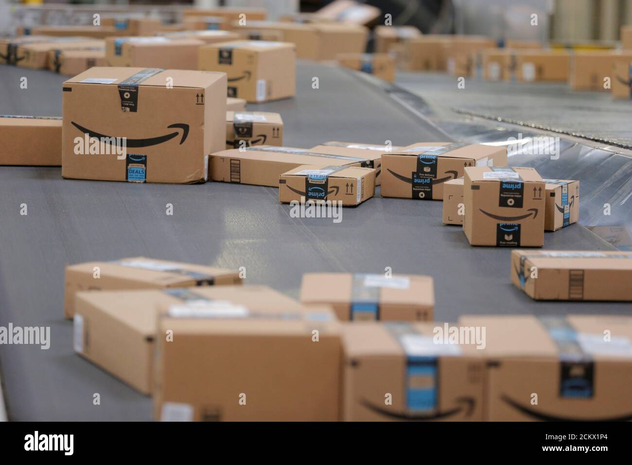 Fulfillment center conveyor hires stock photography and images Alamy