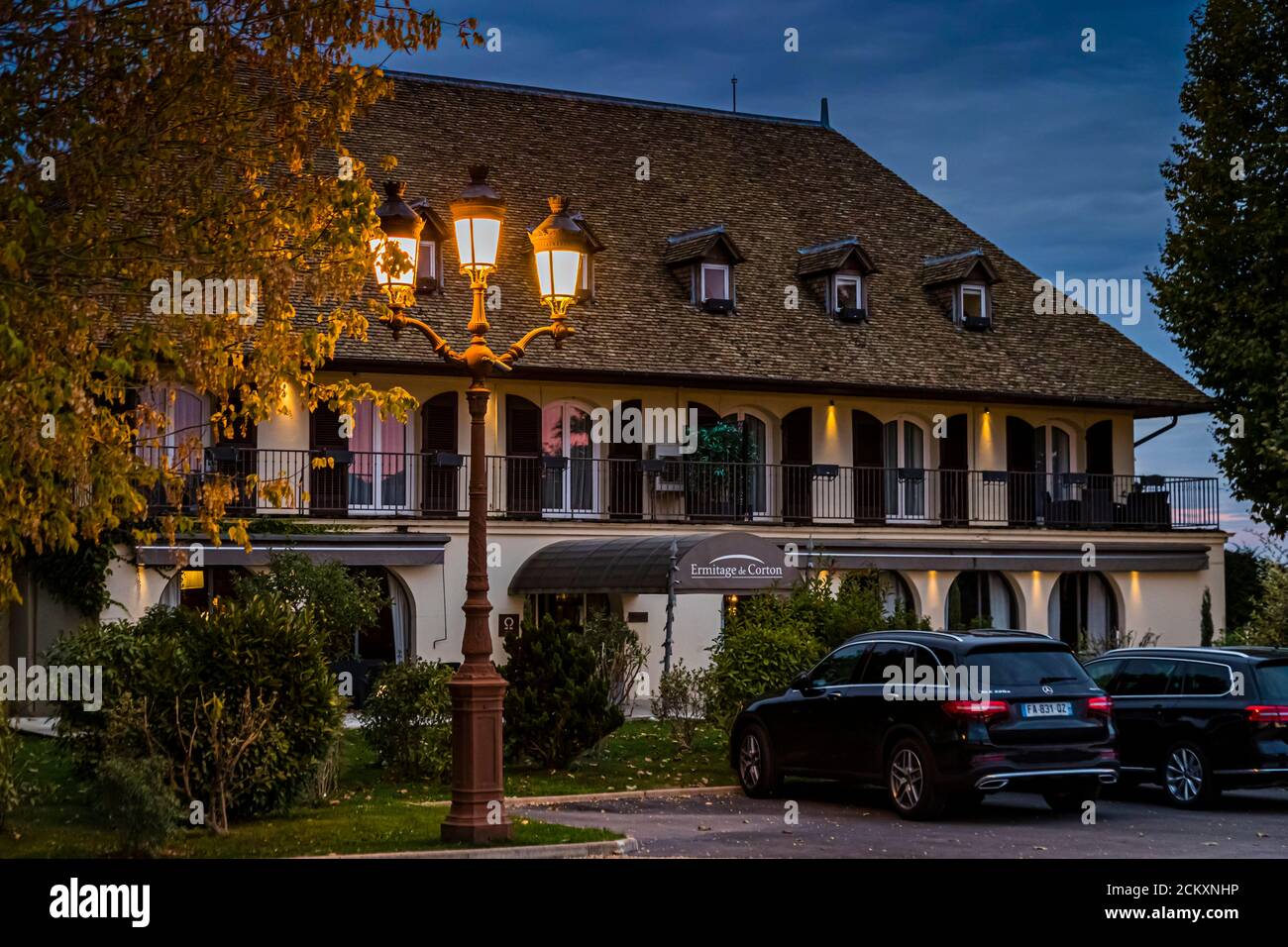 In the middle of the vineyards and at the gates of Beaune: the Hotel Ermitage de Corton. Across the street is the famous Corton vineyard. On it grow both white and red grape varieties. Beaune, France Stock Photo