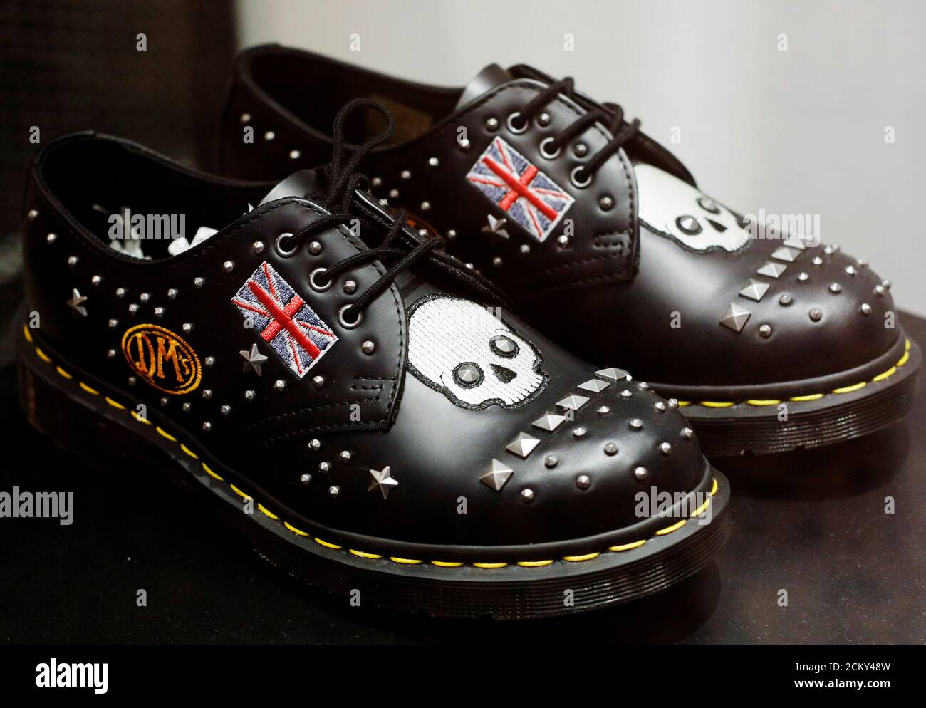 dr martens skull bolsa