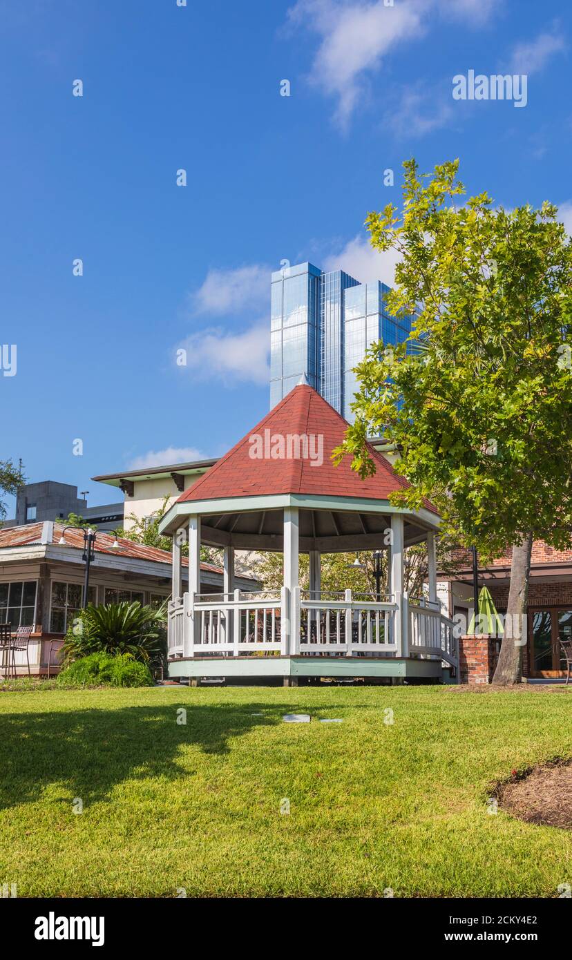 Landry's Seafood Restaurant's outdoor eating gazebo at The Woodlands Mall, The Woodlands, Texas, with Hackett Tower in the background. Stock Photo