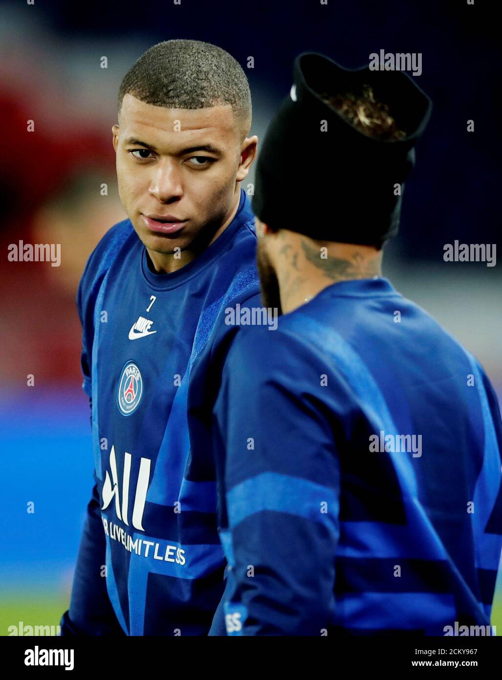 Neymar warm up hi-res stock photography and images - Page 10 - Alamy