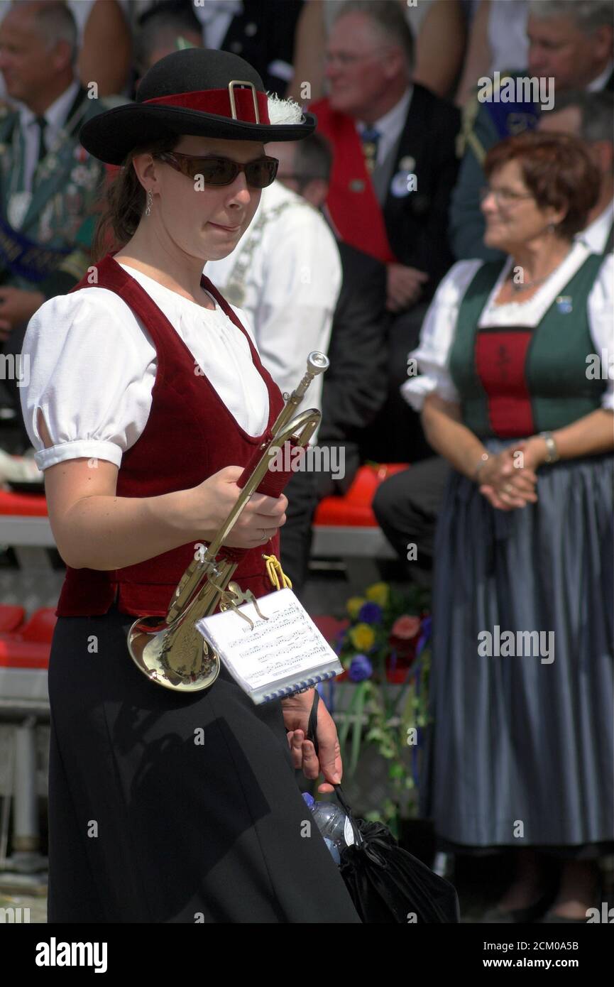 Peine; A young woman in a hat and sunglasses holds a trumpet. Trumpeter. Eine junge Frau mit Hut und Sonnenbrille hält eine Trompete. Trompeter. Stock Photo