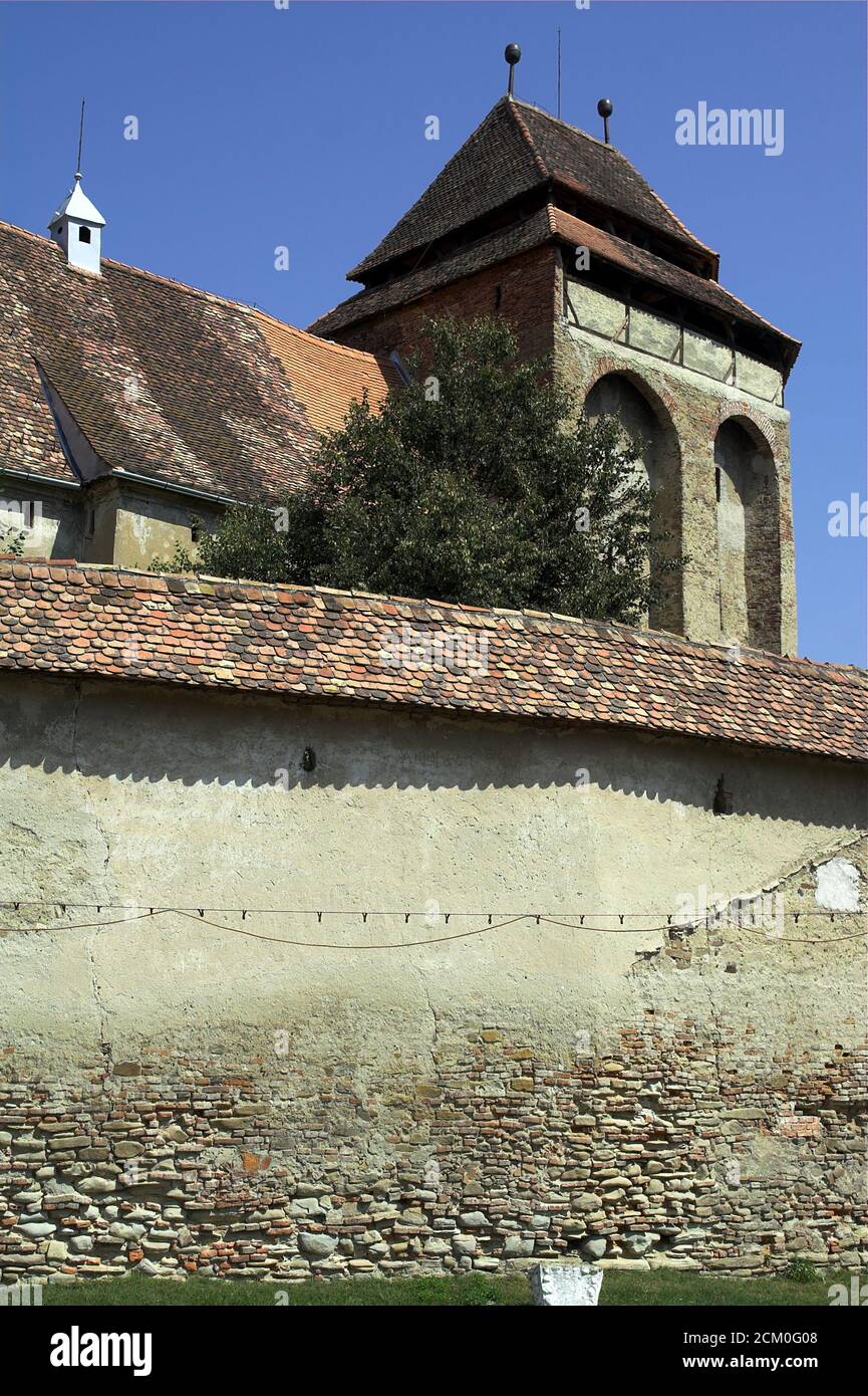 Valea Viilor Romania Transylvania, one of the fortified churches. Powerful towers and defensive walls. Rumänien, Siebenbürgen, befestigte Kirche. 設防教堂 Stock Photo