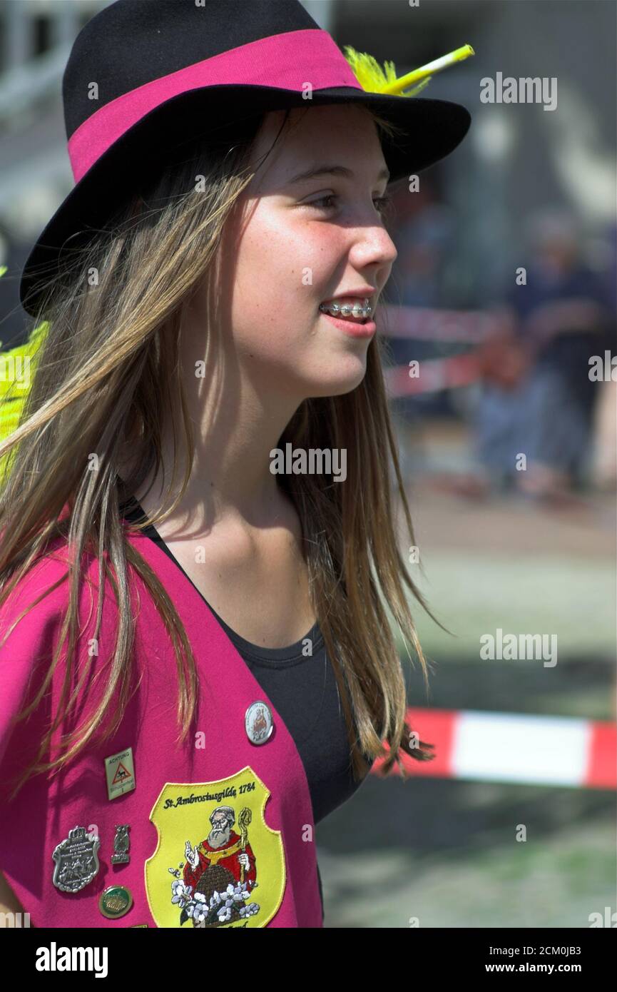 Smiling girl in a hat with dental braces on her teeth. Lächelndes Mädchen in einem Hut mit Zahnspangen auf ihren Zähnen. Uśmiechnięta dziewczyna. Stock Photo