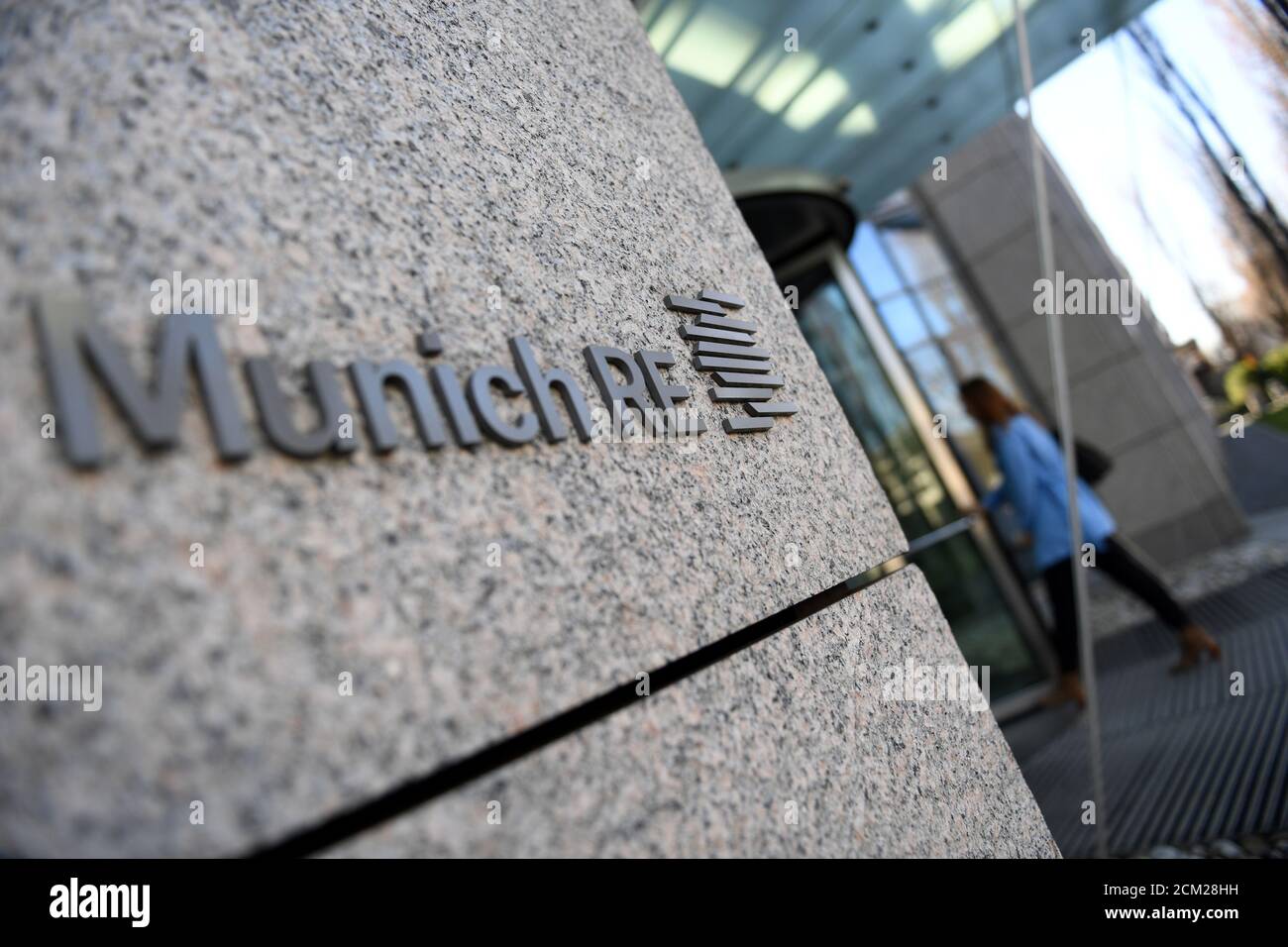 Munich re. Munich re (страхование). Экспортный логотип мюнхена. Munich re лого. Munich re group логотип на белом фоне.