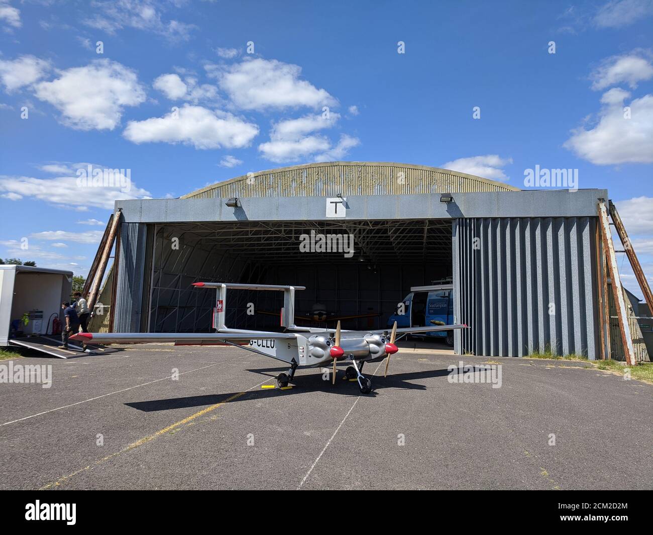 Fixed wing twin engined hi-res stock photography and images - Alamy