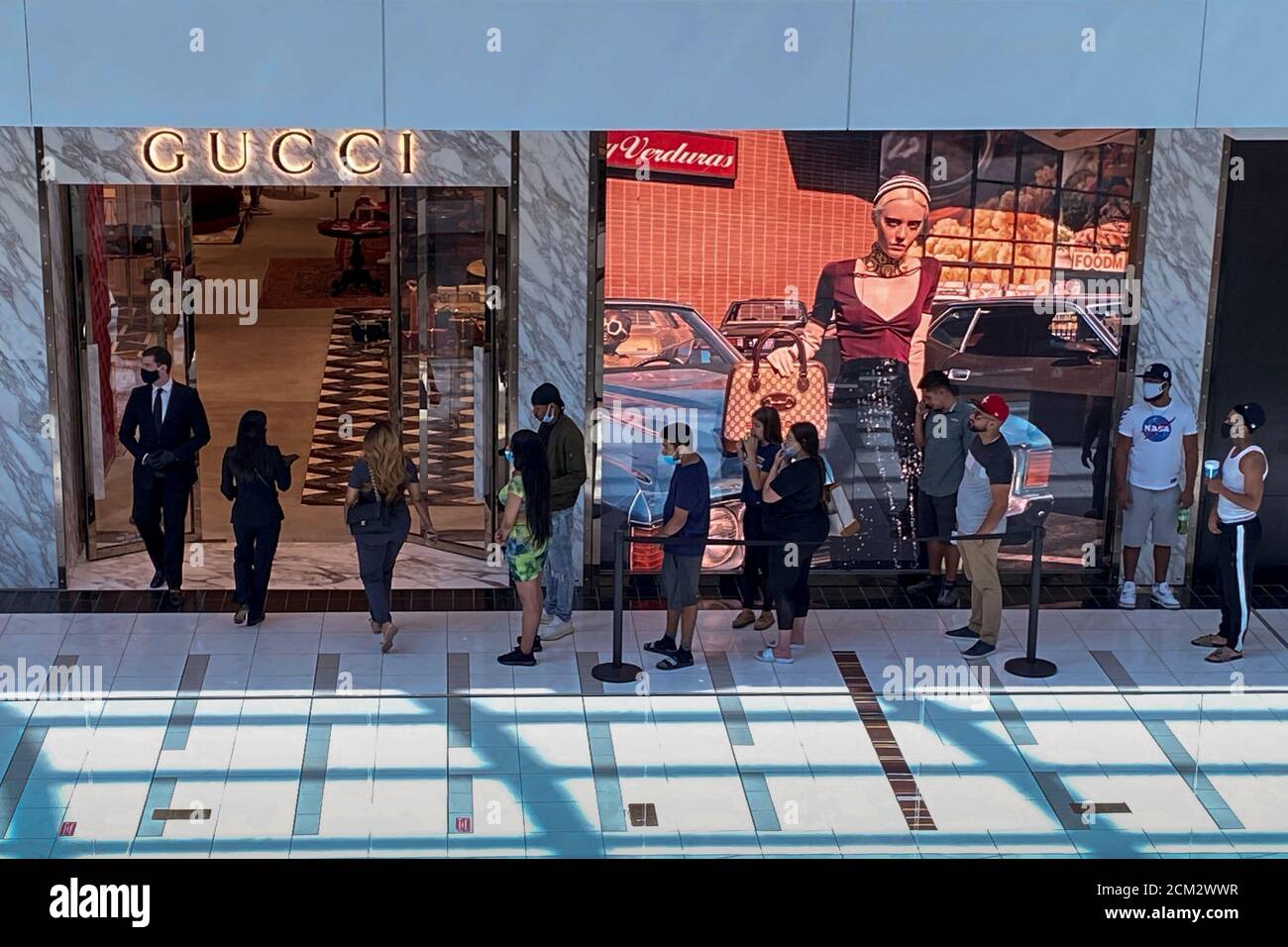 verdwijnen modus Bladeren verzamelen Customers line up to enter a Gucci fashion store at the The Galleria  shopping mall after the mall opened during the coronavirus disease (COVID  -19) outbreak in Houston Texas, U.S., May 1,