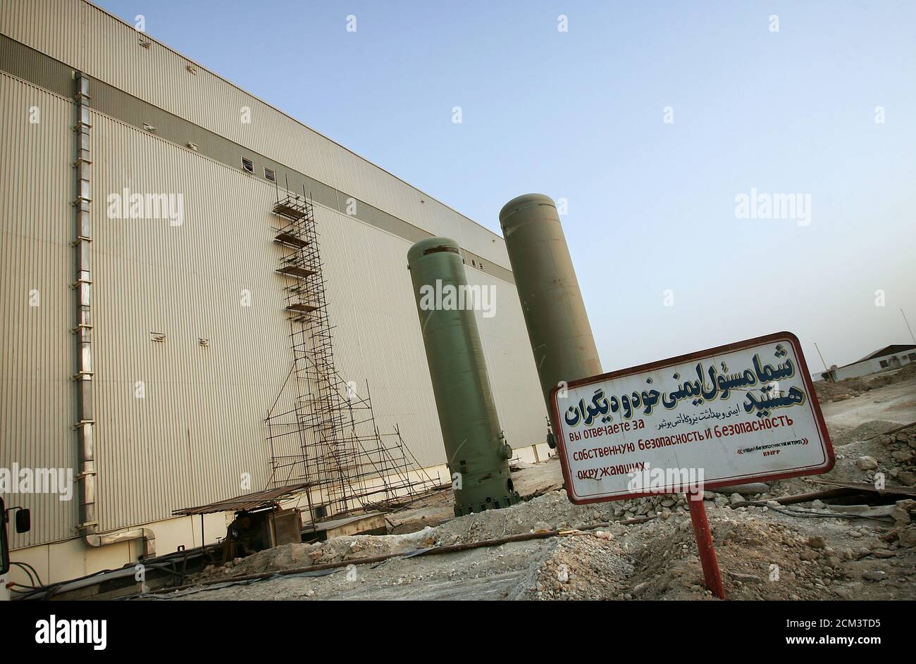 General view of the nuclear plant in the southwestern Iranian city of Bushehr June 22, 2005. Russian fuel for Iran's first nuclear power reactor, part of a programme Washington fears may be used to make bombs, will be delivered within months, a senior Iranian atomic official said on Wednesday. Russian welders and other workers working on the electricity turbine area and reactor building, which will be sealed off and operated automatically once fuel is introduced. REUTERS/Damir Sagolj  DS Stock Photo