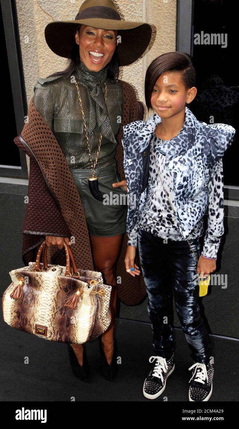 Naomi Willow High Resolution Stock Photography And Images Alamy Zusammen mit einigen gefaehrten macht er sich auf den weg und trifft an der daikinikreuzung auf. https www alamy com jada pinkett smith l wife of us actor will smith and her daughter willow smith arrives for a party marking the 25th anniversary of british top model naomi campbell career outside a dolce and garbana boutique in downtown milan september 26 2010 reutersstefano rellandini italy tags fashion image373806561 html