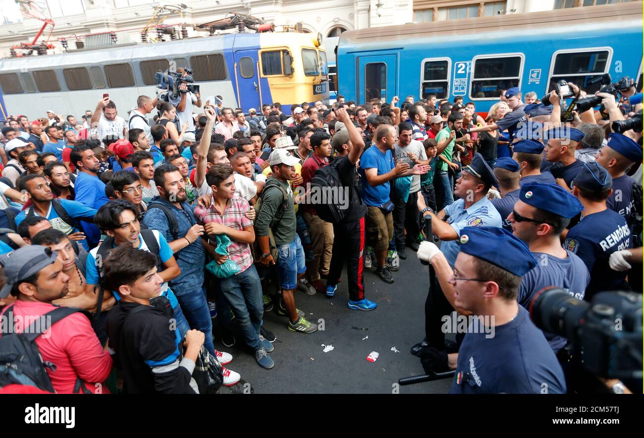 Migrants face Hungarian police in the main Eastern Railway station in Budapest, Hungary, September 1, 2015. Hungary closed Budapest's main Eastern Railway station on Tuesday morning with no trains departing or arriving until further notice, a spokesman for state railway company MAV said. There are hundreds of migrants waiting at the station. People have been told to leave the station and police have lined up at the main entrance, national news agency MTI reported.  REUTERS/Laszlo Balogh Stock Photo