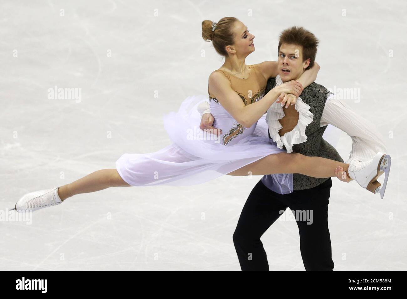 Фигурное катание чемпионат европы 2022. Анастасия мишина и александр галлямов чемпионат мира. Камила валиева чемпионат европы 2022. Александра трусова анна щербакова и камила валиева 2022. Фигуристы пары россия 2022.