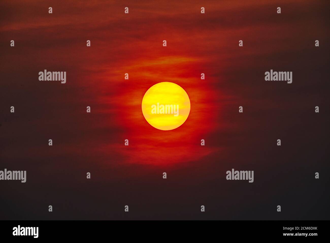 Full orange sun setting hi-res stock photography and images - Alamy