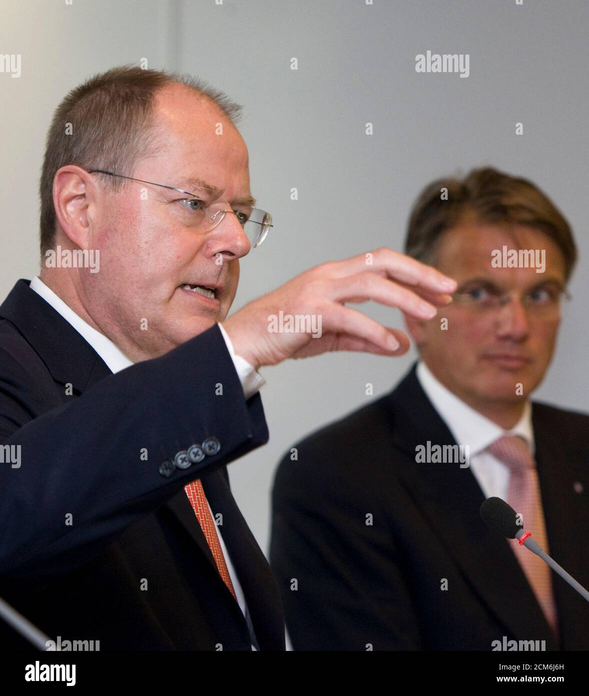 German Finance Minister Peer Steinbrueck (L) speaks during a news conference on the situation of credit financing in the German economy as the President of the cooperative banks alliance of Volksbanken and Raiffeisenbanken (BVR) Uwe Froehlich listens in Berlin September 1, 2009.  REUTERS/Thomas Peter  (GERMANY POLITICS BUSINESS) Stock Photo