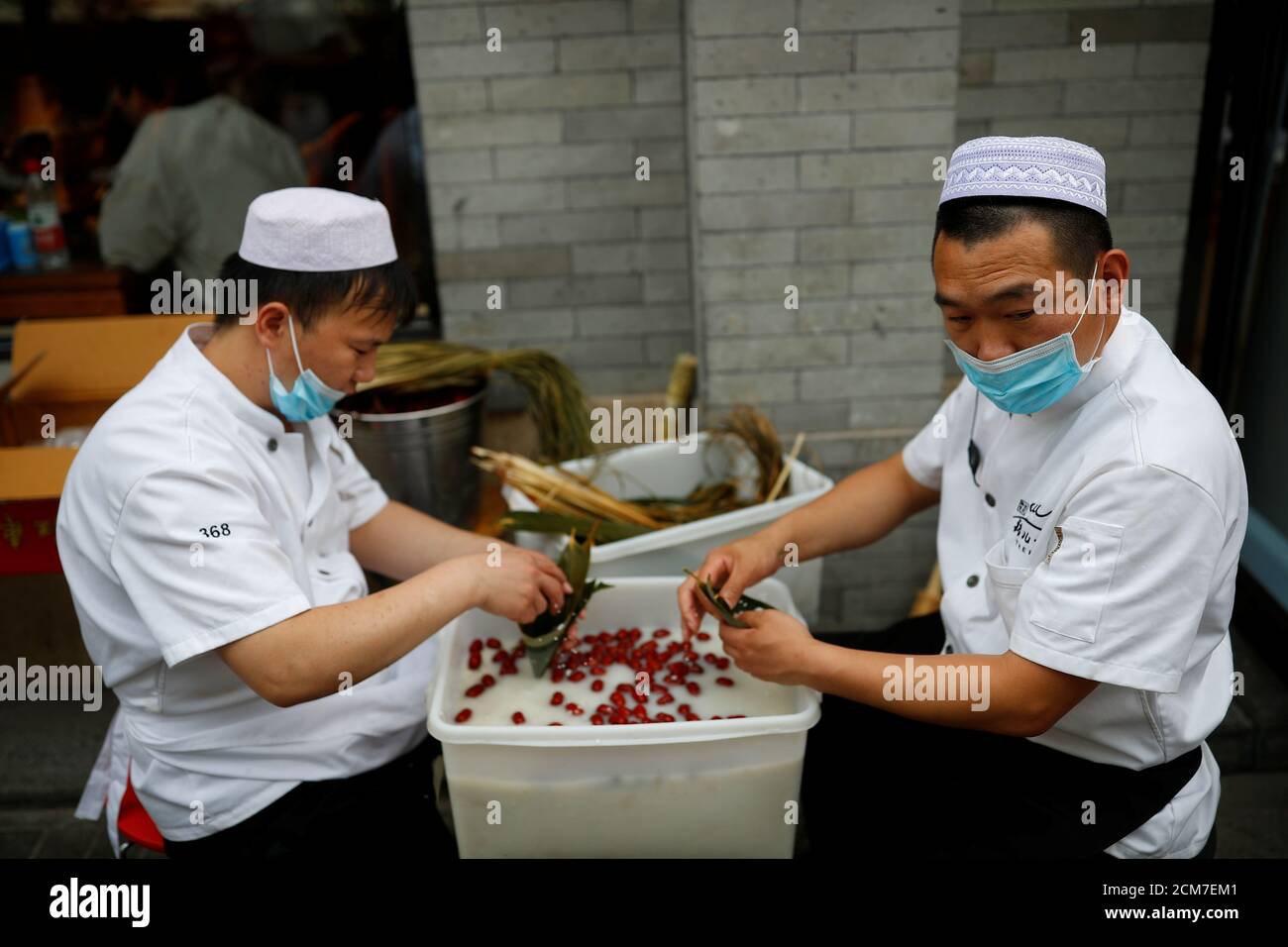 Chefs Wear High Resolution Stock Photography And Images Alamy