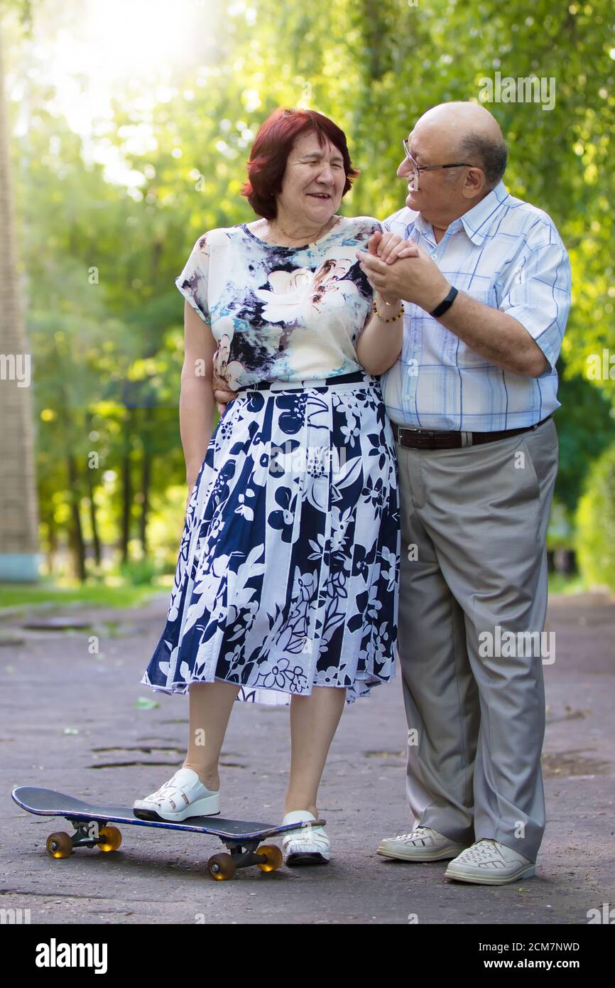 Mature couple skateboard hi-res stock photography and images - Alamy