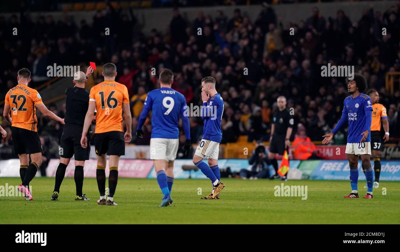 Mike Dean Premier League Red Card High Resolution Stock Photography and  Images - Alamy