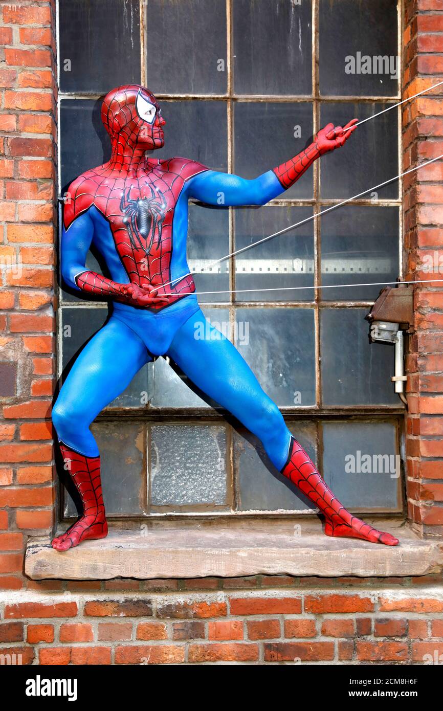 GEEK ART - Bodypainting and Transformaking: Spider-Man and Spider-Gwen photoshooting with Patrick Kiel and Lena Kiel at the Hefehof in Hamelin on September 15, 2020 - A project by the photographer Tschiponnique Skupin and the bodypainter Enrico Lein Stock Photo