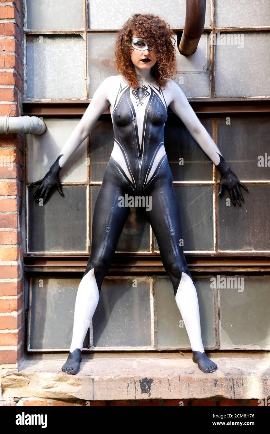 GEEK ART - Bodypainting and Transformaking: Spider-Gwen photoshooting with Lena Kiel at the Hefehof in Hamelin on September 15, 2020 - A project by the photographer Tschiponnique Skupin and the bodypainter Enrico Lein Stock Photo
