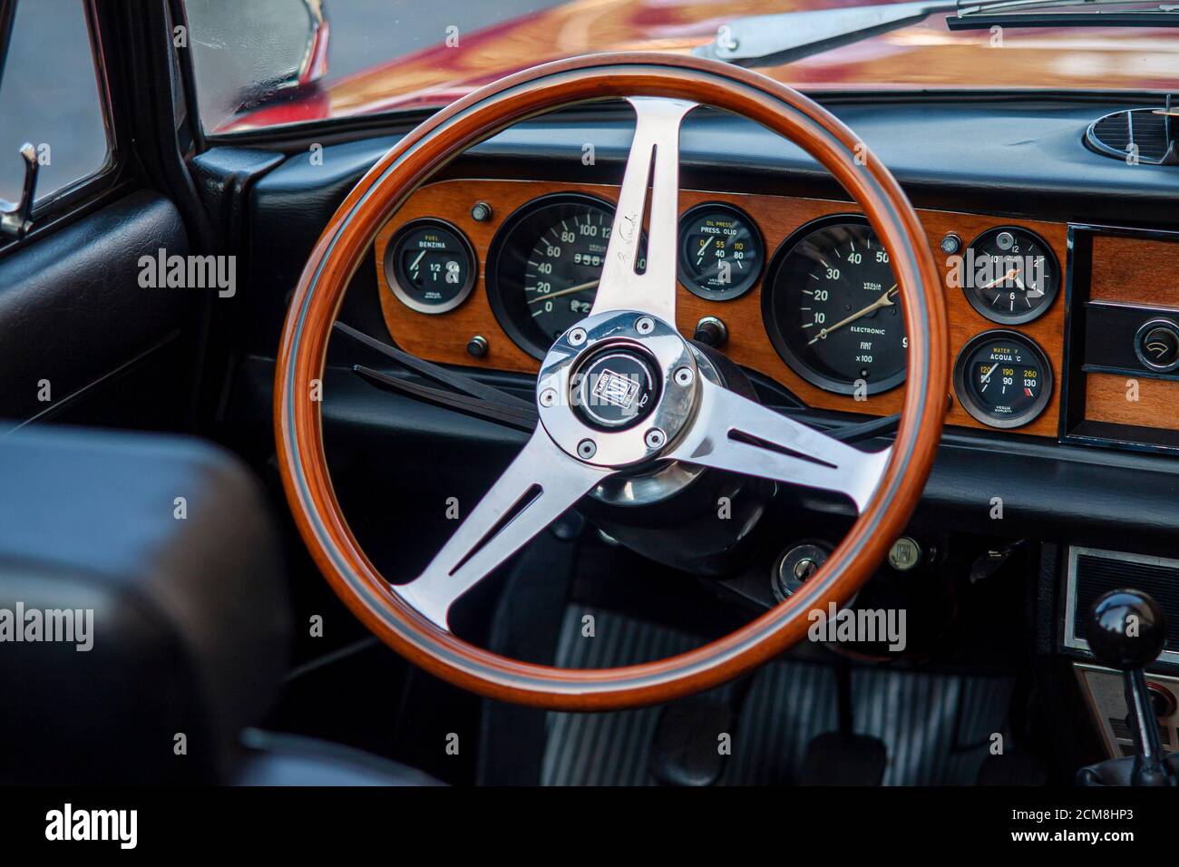 Dashboard of a Vintage convertible car 3 Stock Photo - Alamy