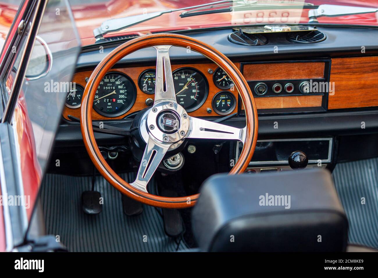 Dashboard of a Vintage convertible car Stock Photo - Alamy
