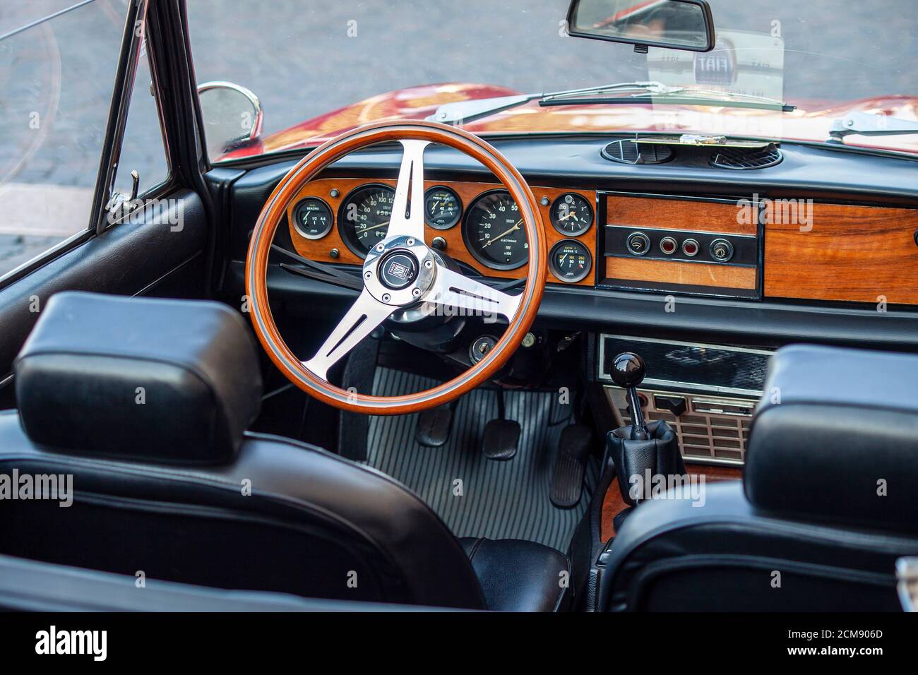 Dashboard of a Vintage convertible car 2 Stock Photo - Alamy