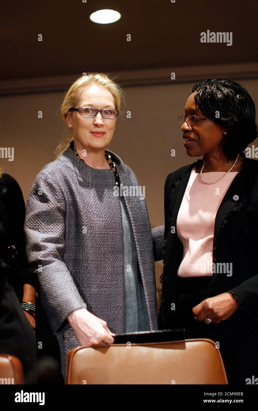Actress Meryl Streep (L) speaks with UN Special Adviser of the Secretary-General on Gender Issues and Advancement of Women Rachel Mayanja at the United Nations Headquarters in New York March 5, 2010. Streep was at the UN to address the Beijing +15 special event 'Women Can't Wait'.     REUTERS/Brendan McDermid (UNITED STATES - Tags: ENTERTAINMENT) Stock Photo