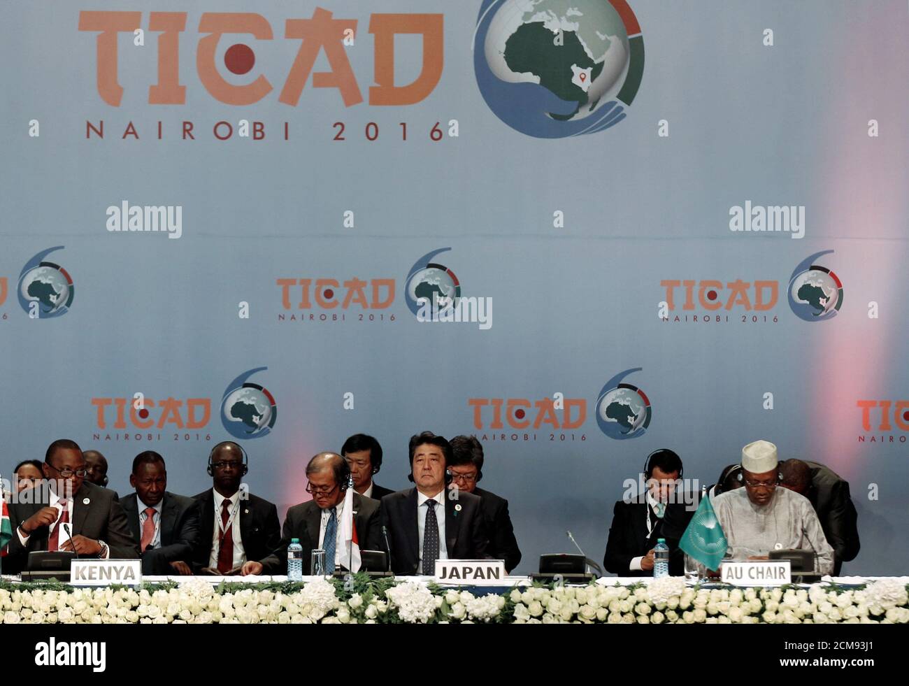 Japan's Prime Minister Shinzo Abe (C), flanked by Kenya's President Uhuru Kenyatta (L) and Chairperson of the African Union (AU) and Chad's President Idriss Deby (R), attend the Sixth Tokyo International Conference on African Development (TICAD VI), in Kenya's capital Nairobi, August 27, 2016. REUTERS/Thomas Mukoya Stock Photo
