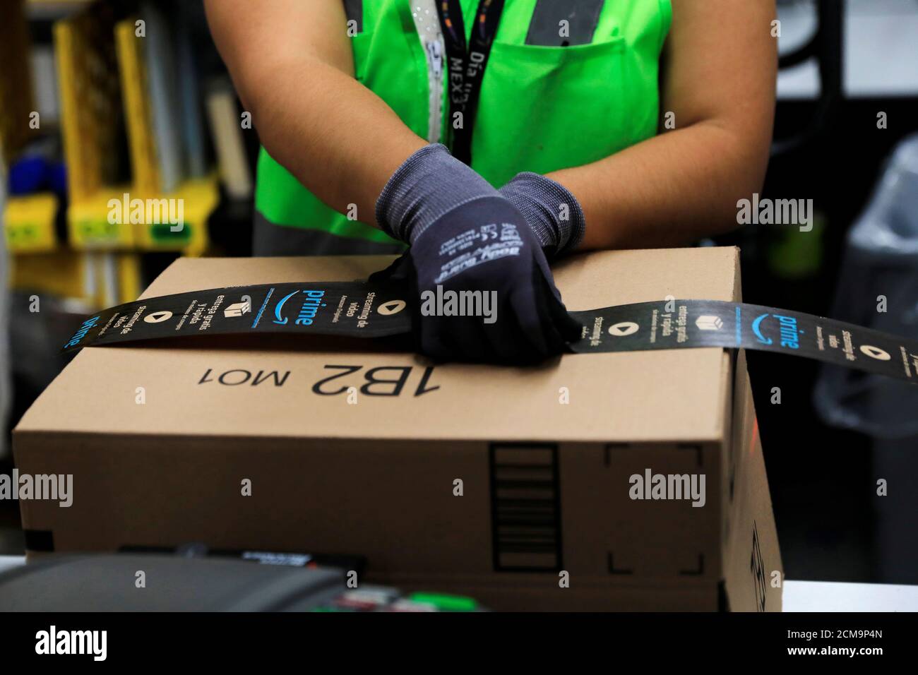 Amazon box tape hires stock photography and images Alamy