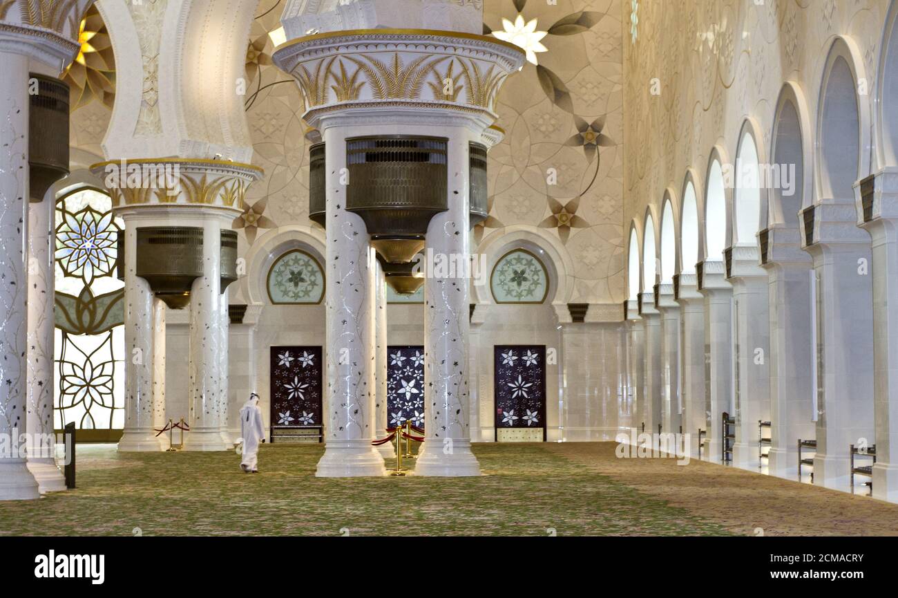 Sheikh Zayed Mosque Stock Photo Alamy