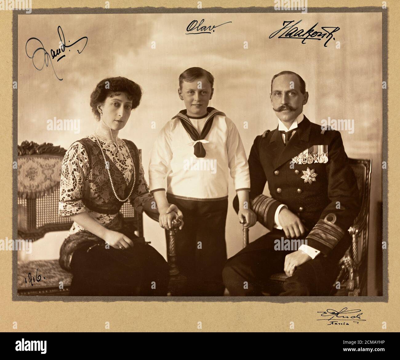 Portrett av Dronning Maud, Kronprins Olav og Kong Haakon VII, ca 1910 Stock  Photo - Alamy