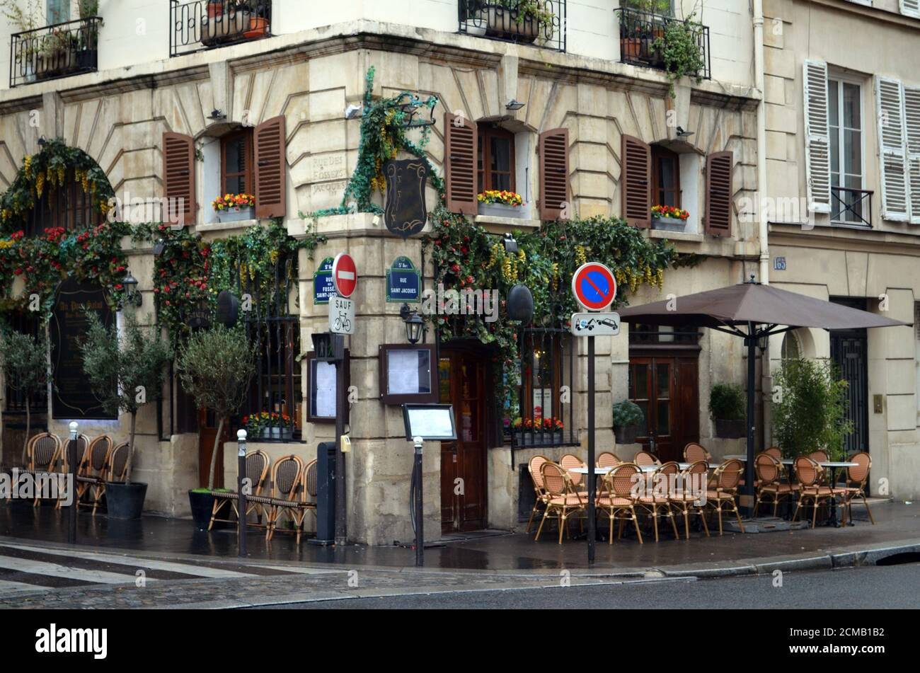 Corner building cafe paris hi-res stock photography and images - Alamy