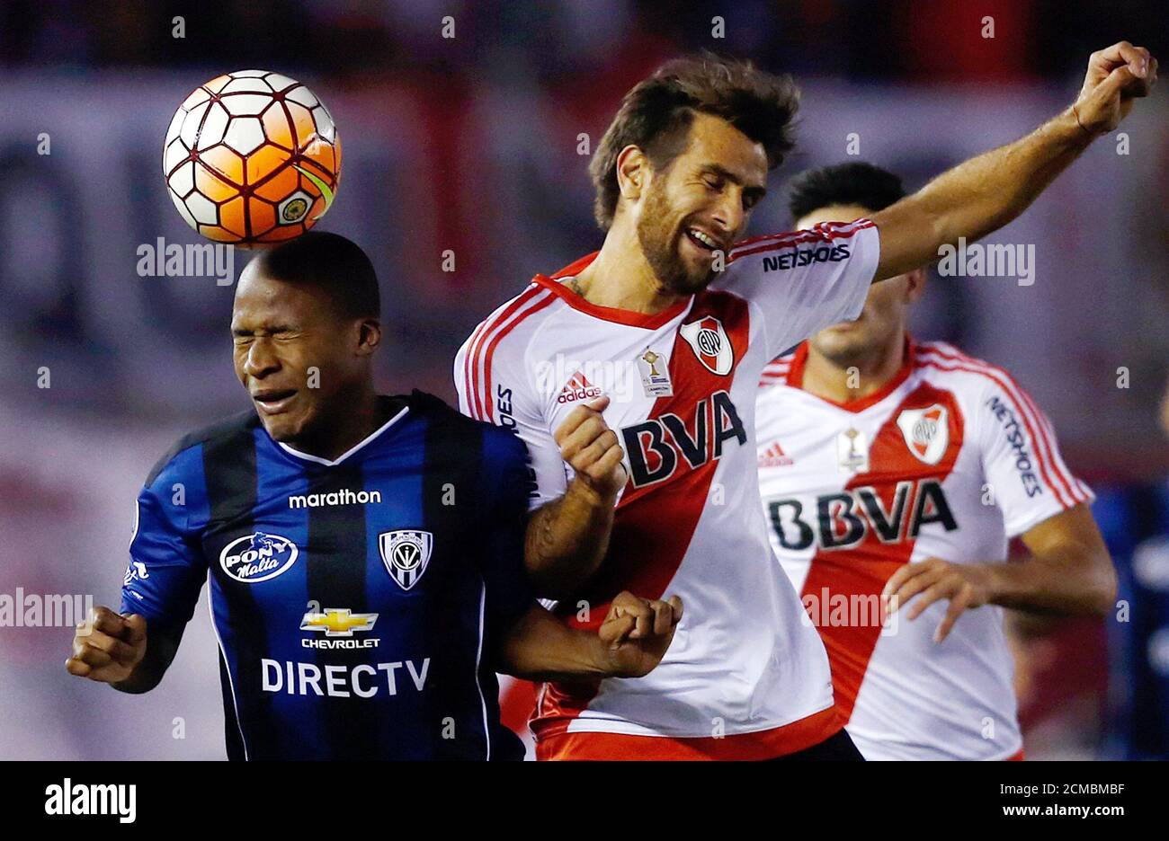 Football Soccer - River Plate v Independiente del Valle - Copa Libertadores  - Antonio Liberti stadium, Buenos Aires, Argentina 4/5/16. Independiente  del Valle's Julio Angulo (L) in action against River Plate's Leonardo