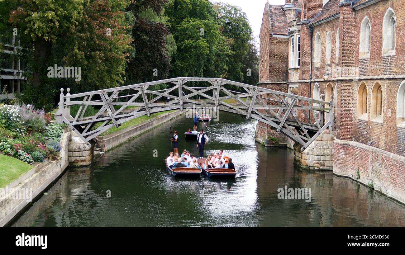Tourist punts passing under the Mathematical Bridge University of Cambridge Stock Photo