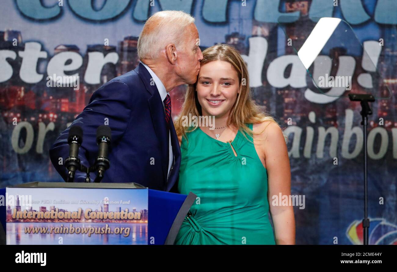 Vice President Joe Biden kisses his wife Jill prior receiving the 2009  National Education and Leadership Award from the Sons of Italy Foundation  during their 21st Annual National Education and Leadership Awards