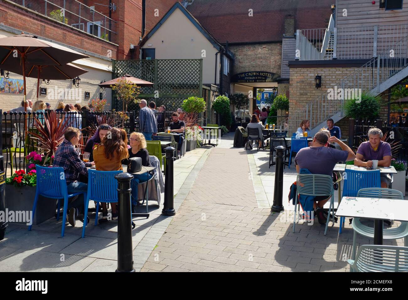 Customers sitting outside the Crown hotel, Biggleswade Stock Photo Alamy