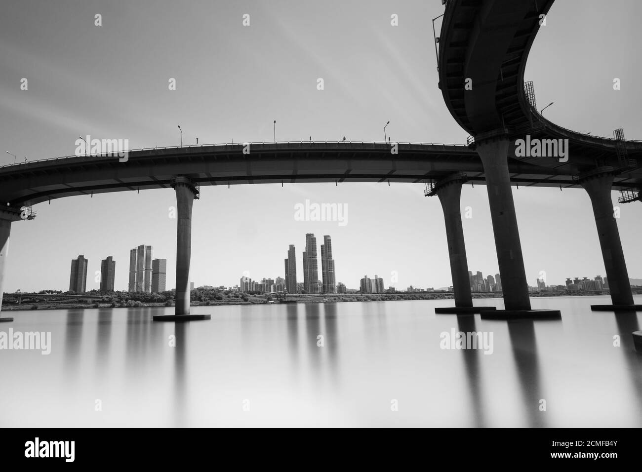 black / white, beautiful scenery of Seongsudaegyo large bridge over Handgang river with long exposure, Seoul, Korea Stock Photo