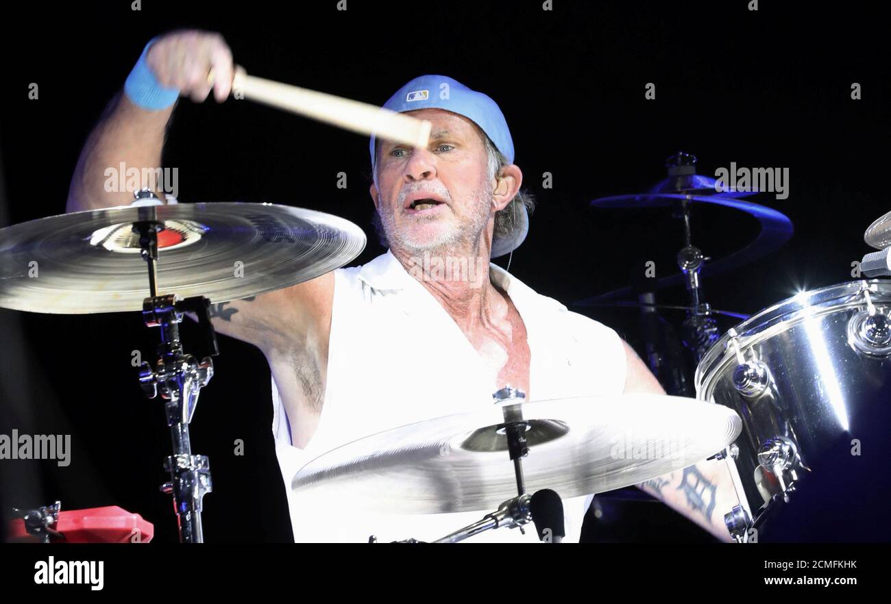 Drummer Chad Smith Of The Red Hot Chili Peppers Performs At Egypt S Giza Pyramids On The Outskirts Of Cairo Egypt March 15 19 Reuters Shokry Hussien Stock Photo Alamy