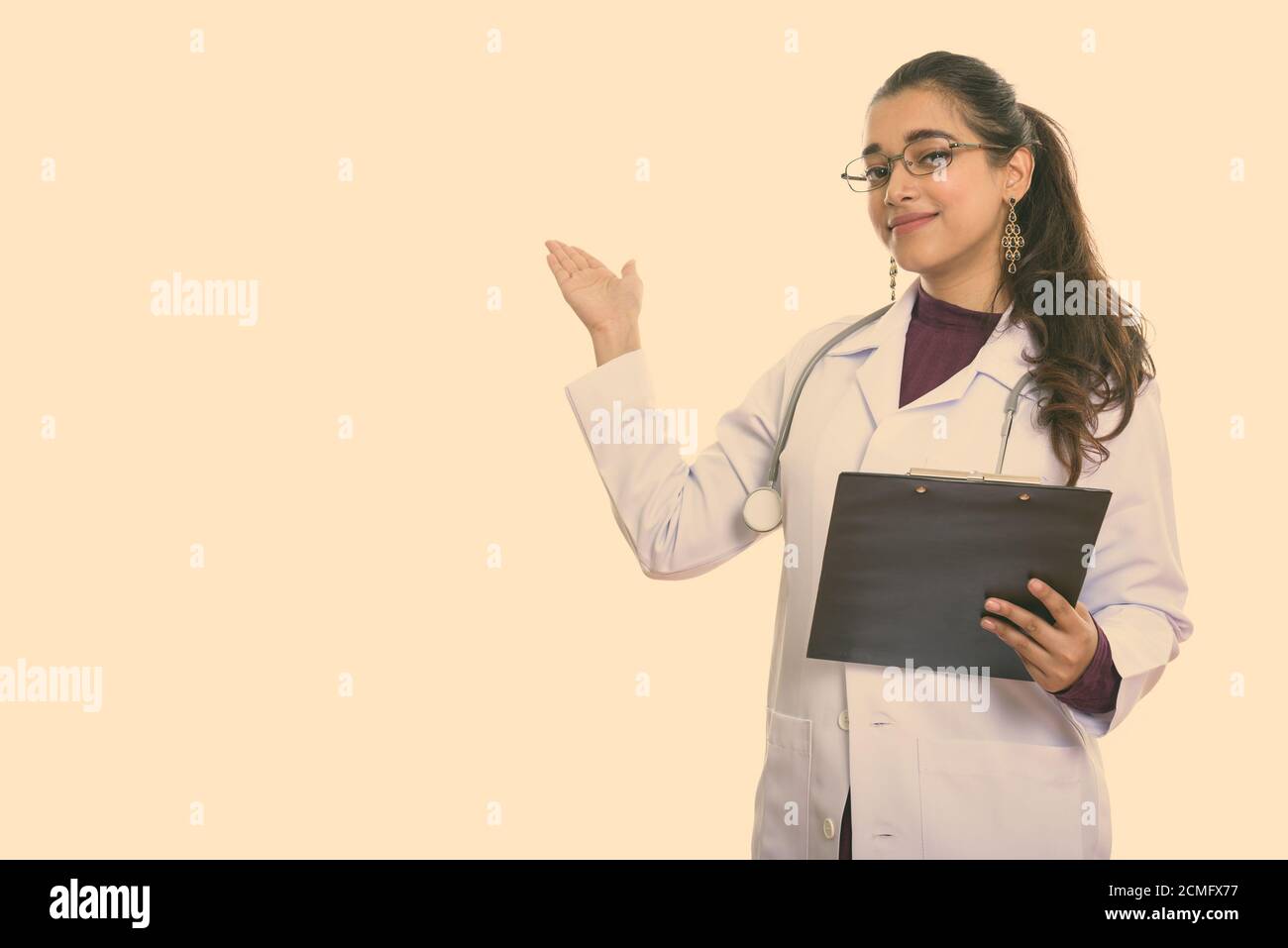 Doctor showing woman clipboard hi-res stock photography and images - Alamy