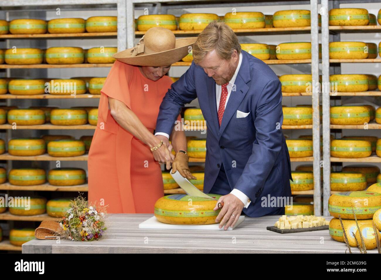 Tijnje, Netherlands. 17th Sep, 2020. King Willem-Alexander and Queen Maxima of The Netherlands at Kaasboerderij De Deelen in Tijnje, on September 17, 2020, this sustainable cheese farm is located in the De Deelen nature reserve, for a a regional visit to Southeast Friesland, the visit is about sustainability, the future of agriculture and the Fryske language and cultureCredit: Albert Nieboer/ Netherlands OUT/Point De Vue Out |/dpa/Alamy Live News Stock Photo