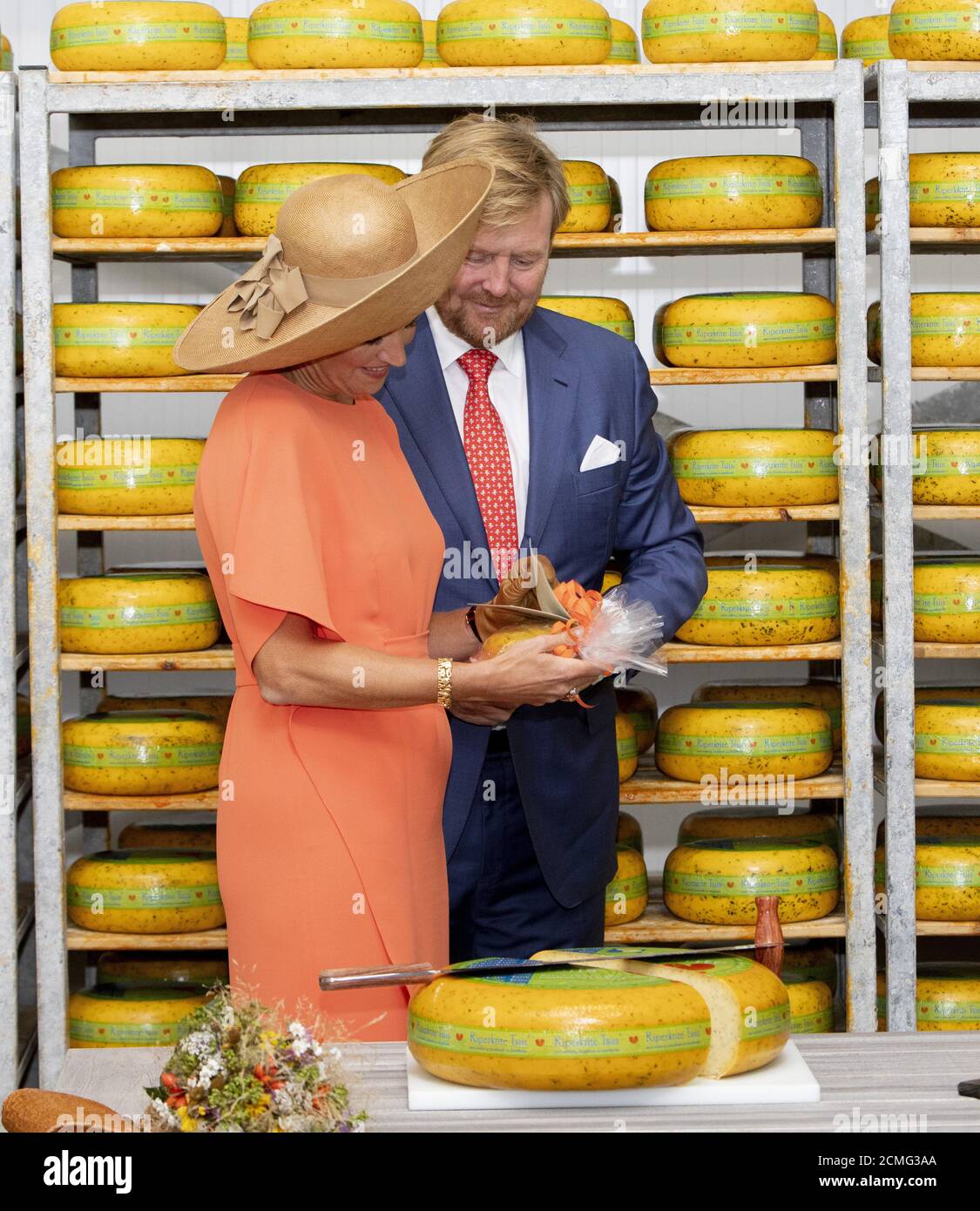 Tijnje, Netherlands. 17th Sep, 2020. King Willem-Alexander and Queen Maxima of The Netherlands at Kaasboerderij De Deelen in Tijnje, on September 17, 2020, this sustainable cheese farm is located in the De Deelen nature reserve, for a a regional visit to Southeast Friesland, the visit is about sustainability, the future of agriculture and the Fryske language and cultureCredit: Albert Nieboer/ Netherlands OUT/Point De Vue Out |/dpa/Alamy Live News Stock Photo