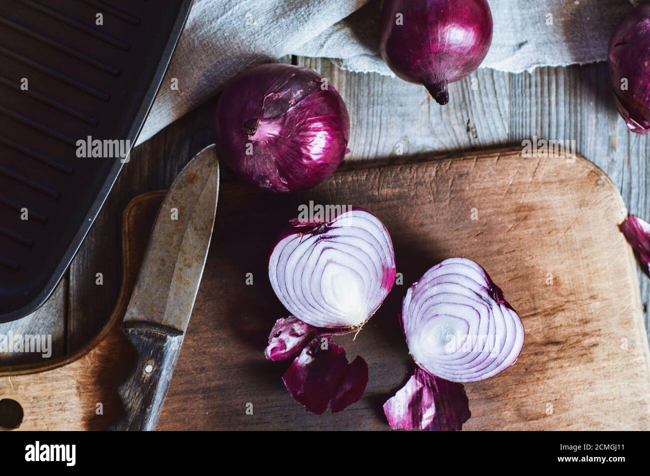 Red onion cut in half hi-res stock photography and images - Alamy