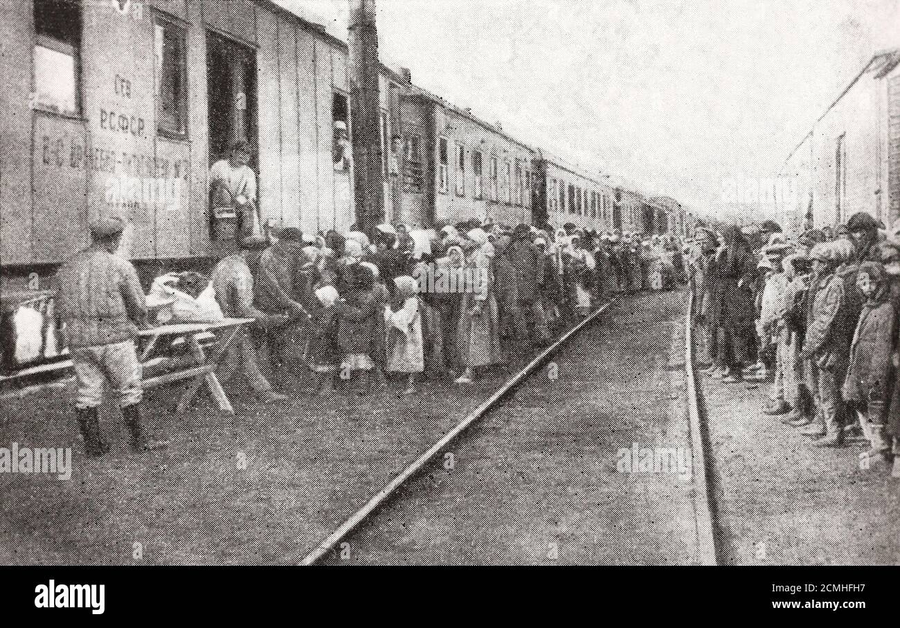 Distribution of food to the starving in Samara (Russia) in 1921. Stock Photo