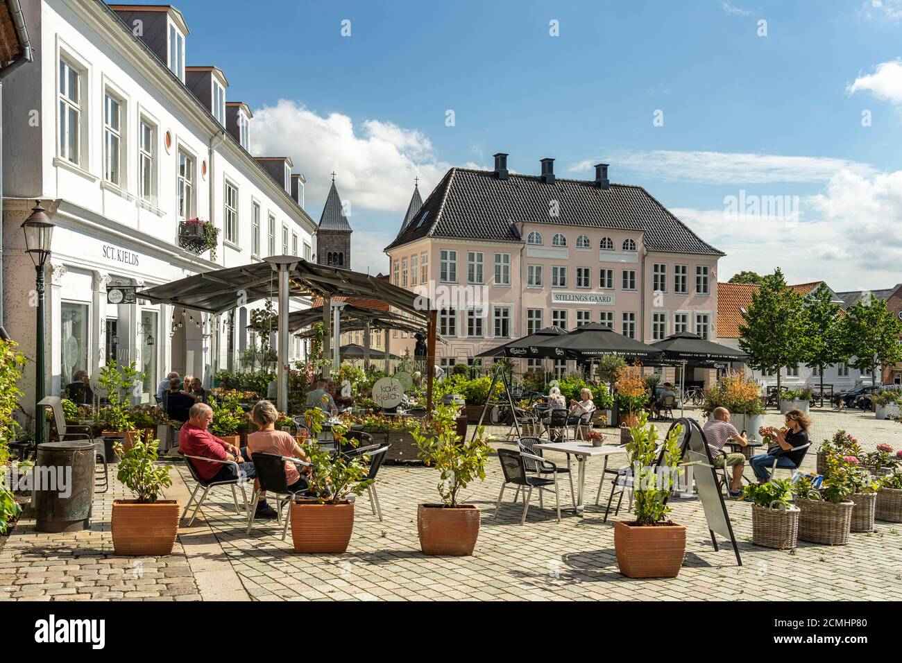 Cafe am Nytorv Platz, Viborg, Dänemark, Europa |  Street Cafe on Nytorv square, Viborg, Denmark, Europe Stock Photo
