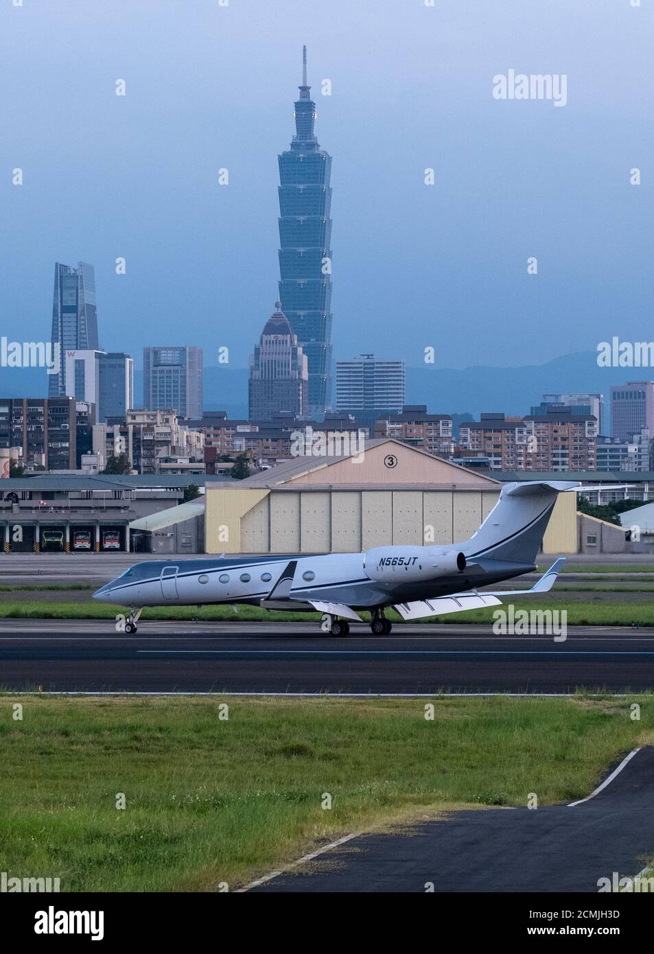 Taipei, Taiwan. 17th Sep, 2020. US. Gulfstream G-V plane carrying the US. Under Secretary for Economic Growth, Energy, and the Environment, Keith J. Krach on board lands at Songshan Airport in Taipei.Keith Krach, a senior member of US President Donald Trump's administration, landed in Taiwan on September 17, 2020, for Washington's highest-level visit since switching diplomatic recognition to China in 1979. Credit: SOPA Images Limited/Alamy Live News Stock Photo