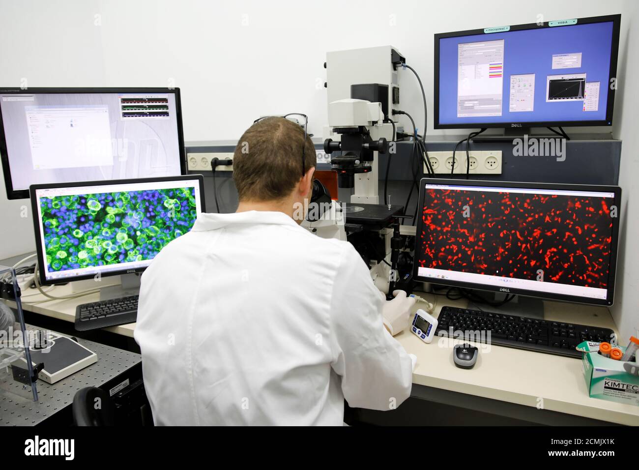 Microscope demonstration hi-res stock photography and images - Alamy